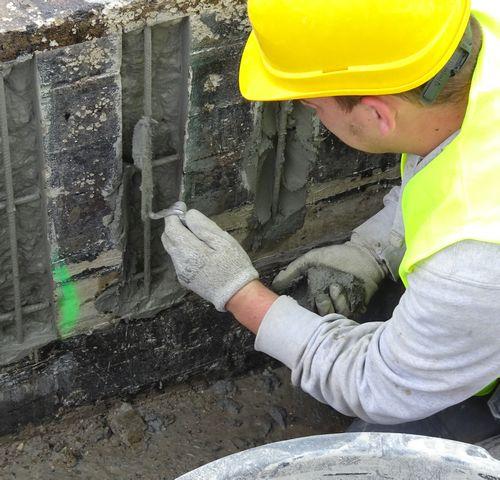 Betonherstelling van een beschadigde betonnen kolom in België