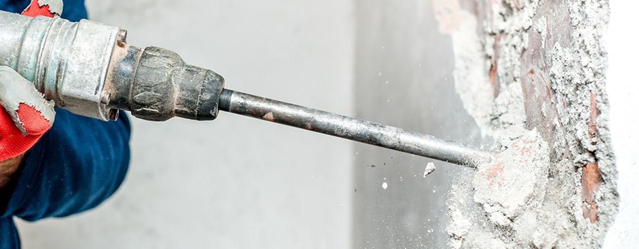 Betonherstelling van een beschadigde betonnen kolom in België